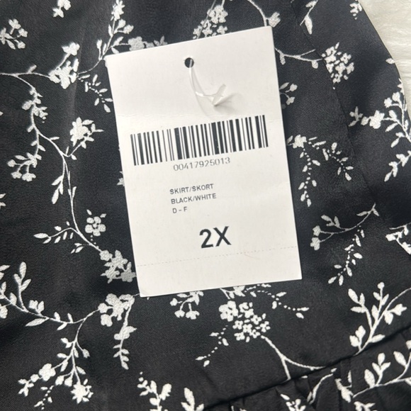 Plus size Black floral skort - Picture 3 of 5